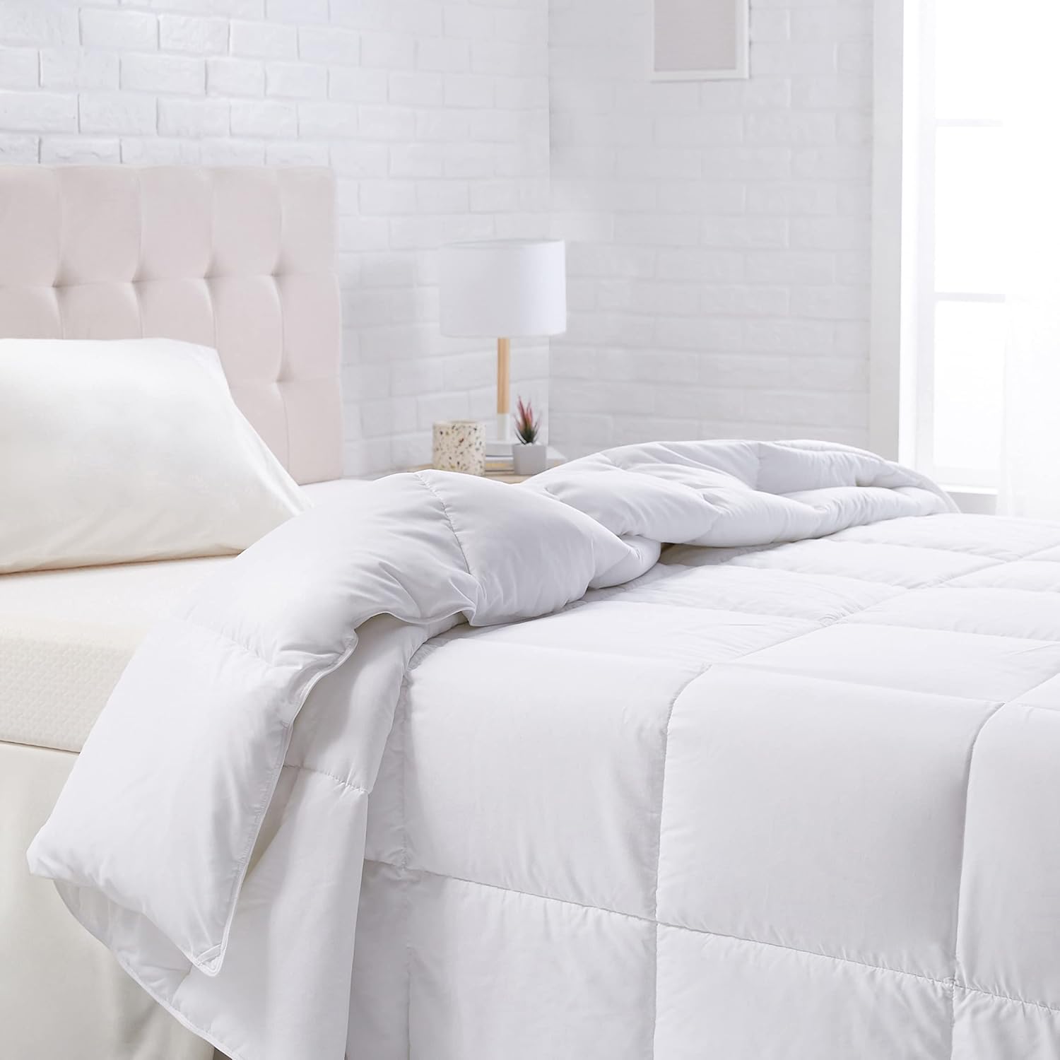 Amazon Basics white Full Queen all-season duvet insert
